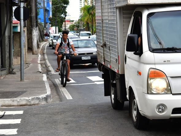 Avenida Maruípe, na Entrada de Santa Marta, ciclistas trafegam em meio a carros e ônibus por Fernando Madeira