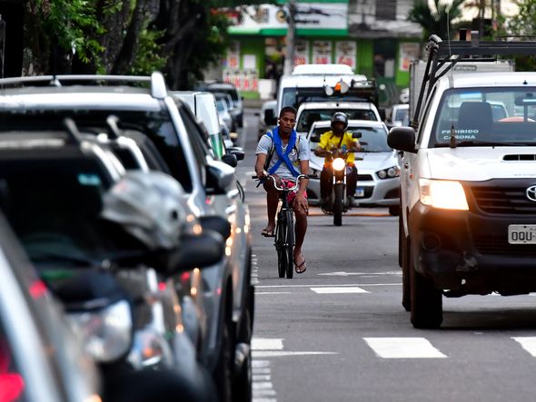 CAvenida Paulino Muller, em Jucutuquara, é perigosa para quem anda de bicicleta por Fernando Madeira