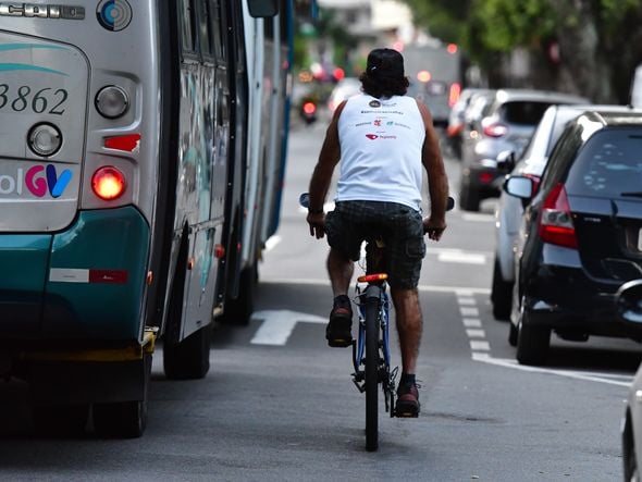 CAvenida Paulino Muller, em Jucutuquara, é perigosa para quem anda de bicicleta por Fernando Madeira