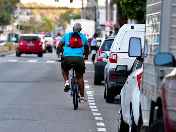 CAvenida Paulino Muller, em Jucutuquara, é perigosa para quem anda de bicicleta por Fernando Madeira