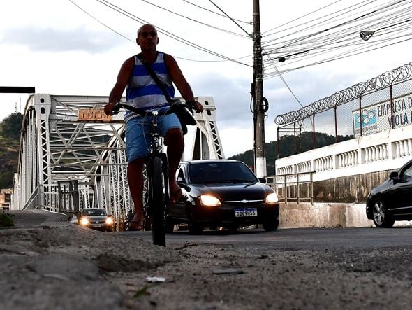 Na Cinco Pontes, quem anda de bicicleta passa em meio aos carros para transitar entre Vitória e Vila Velha por Fernando Madeira