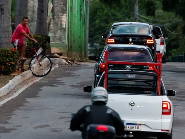 Na Cinco Pontes, quem anda de bicicleta passa em meio aos carros para transitar entre Vitória e Vila Velha por Fernando Madeira