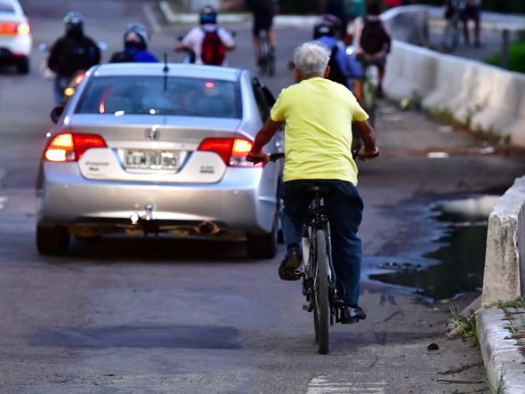 Na Cinco Pontes, quem anda de bicicleta passa em meio aos carros para transitar entre Vitória e Vila Velha por Fernando Madeira