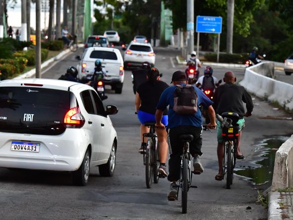 Na Cinco Pontes, quem anda de bicicleta passa em meio aos carros para transitar entre Vitória e Vila Velha por Fernando Madeira
