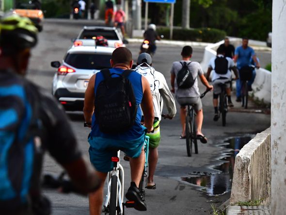 Na Cinco Pontes, quem anda de bicicleta passa em meio aos carros para transitar entre Vitória e Vila Velha por Fernando Madeira