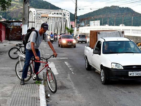 Na Cinco Pontes, quem anda de bicicleta passa em meio aos carros para transitar entre Vitória e Vila Velha por Fernando Madeira