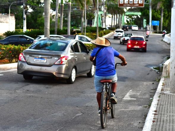 Na Cinco Pontes, quem anda de bicicleta passa em meio aos carros para transitar entre Vitória e Vila Velha por Fernando Madeira