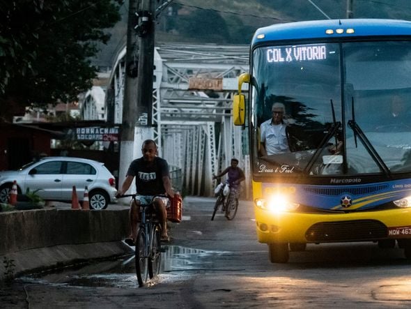 Na Cinco Pontes, quem anda de bicicleta passa em meio aos carros para transitar entre Vitória e Vila Velha por Fernando Madeira