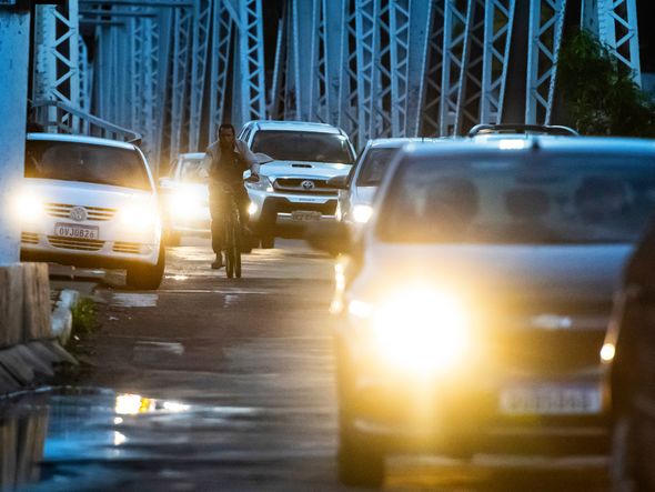 Na Cinco Pontes, quem anda de bicicleta passa em meio aos carros para transitar entre Vitória e Vila Velha por Fernando Madeira
