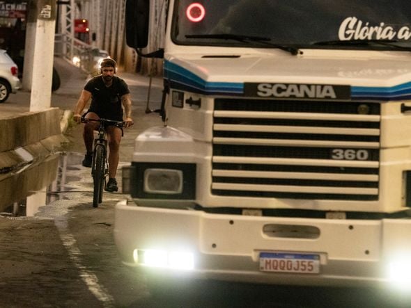 Na Cinco Pontes, quem anda de bicicleta passa em meio aos carros para transitar entre Vitória e Vila Velha por Fernando Madeira