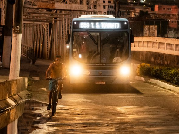 Na Cinco Pontes, quem anda de bicicleta passa em meio aos carros para transitar entre Vitória e Vila Velha por Fernando Madeira