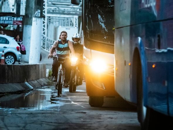 Na Cinco Pontes, quem anda de bicicleta passa em meio aos carros para transitar entre Vitória e Vila Velha por Fernando Madeira