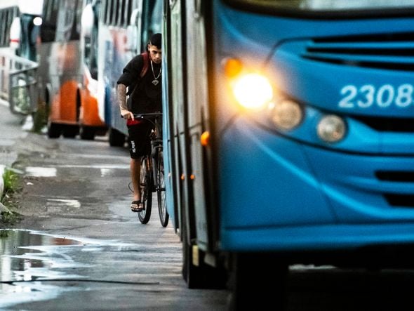 Na Cinco Pontes, quem anda de bicicleta passa em meio aos carros para transitar entre Vitória e Vila Velha por Fernando Madeira