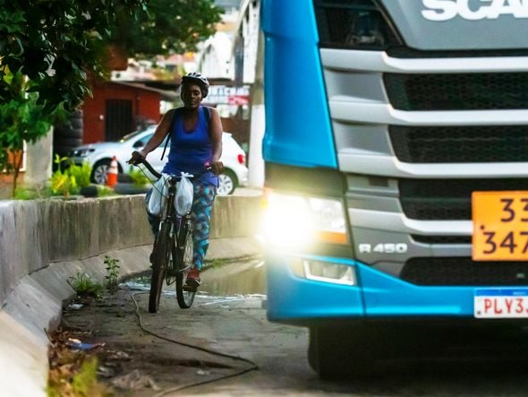 Na Cinco Pontes, quem anda de bicicleta passa em meio aos carros para transitar entre Vitória e Vila Velha por Fernando Madeira