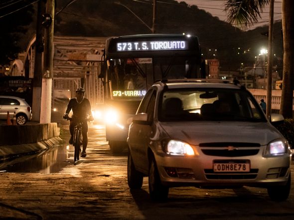 Na Cinco Pontes, quem anda de bicicleta passa em meio aos carros para transitar entre Vitória e Vila Velha por Fernando Madeira