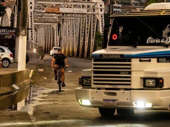 Na Cinco Pontes, quem anda de bicicleta passa em meio aos carros para transitar entre Vitória e Vila Velha por Fernando Madeira