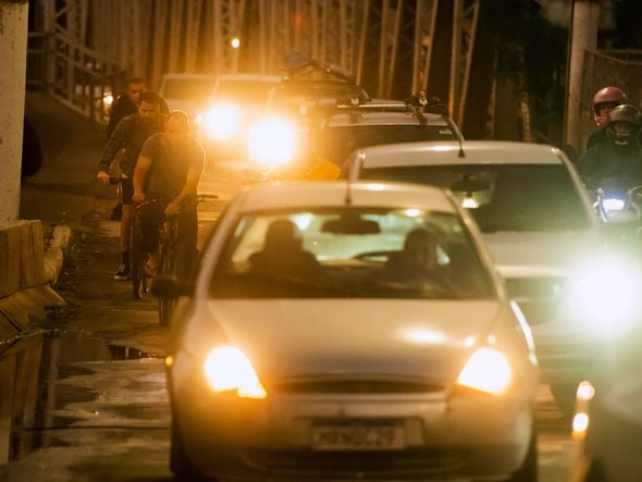 Na Cinco Pontes, quem anda de bicicleta passa em meio aos carros para transitar entre Vitória e Vila Velha por Fernando Madeira