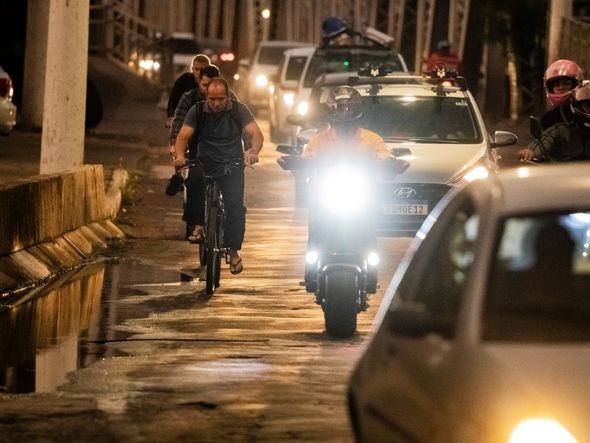 Na Cinco Pontes, quem anda de bicicleta passa em meio aos carros para transitar entre Vitória e Vila Velha por Fernando Madeira