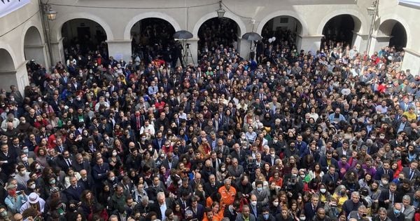 Somos agentes políticos, e a concretização do ideal democrático, preconizado no 1° artigo da Constituição Federal de 1988, somente se efetivará quando assumirmos o papel de cidadãos na sua essência