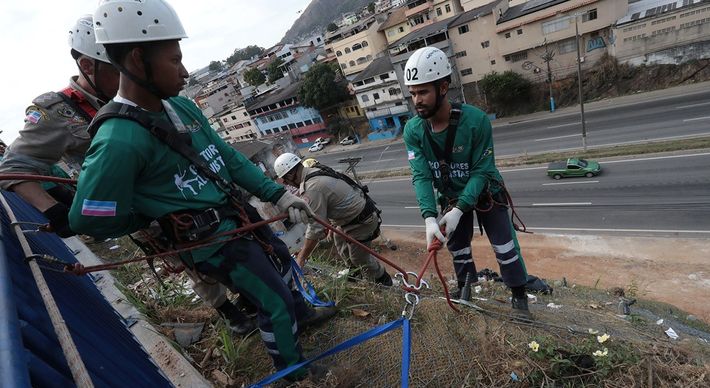 Primeira turma de trabalhadores especializados em limpezas de locais altos e encostas do município acaba de ser treinada pelos Bombeiros