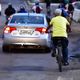 Durante a reportagem, o fotojornalista Fernando Madeira flagrou o momento exato em que um ciclista perdeu o equilíbrio ao lado de uma carreta na Avenida Maruípe, em Vitória