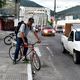 Durante a reportagem, o fotojornalista Fernando Madeira flagrou o momento exato em que um ciclista perdeu o equilíbrio ao lado de uma carreta na Avenida Maruípe, em Vitória
