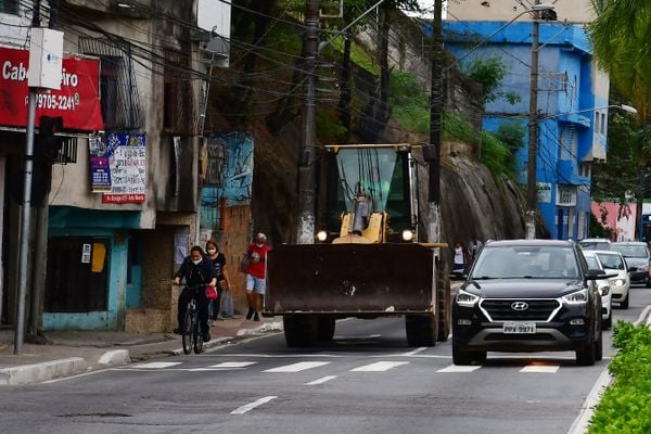 Avenida Maruípe, na Entrada de Santa Marta, ciclistas trafegam em meio a carros e ônibus