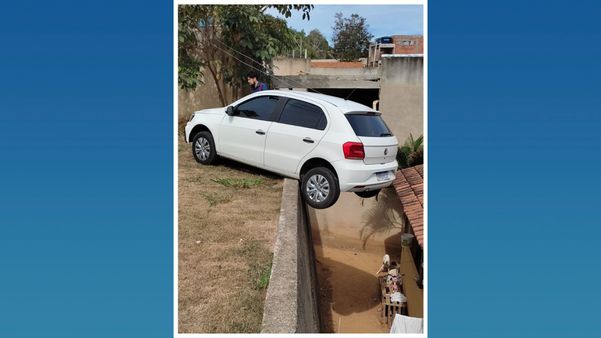 Carro ficou pendurado em muro de casa em Colatina, na manhã desta quinta-feira (11)