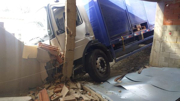 Carro invade casa na tarde desta quinta-feira (11), no bairro Santo Antônio, em Colatina