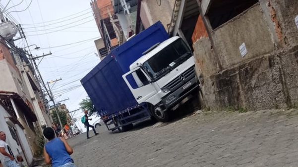 Carro invade casa na tarde desta quinta-feira (11), no bairro Santo Antônio, em Colatina