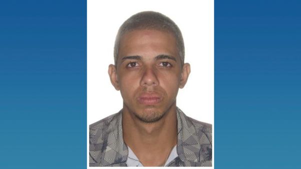Joarlison Gabriel Gonçalves, vulgo “JJ”, foi preso no bairro Praia do Suá, em uma casa onde escondia armas e dinheiro do tráfico