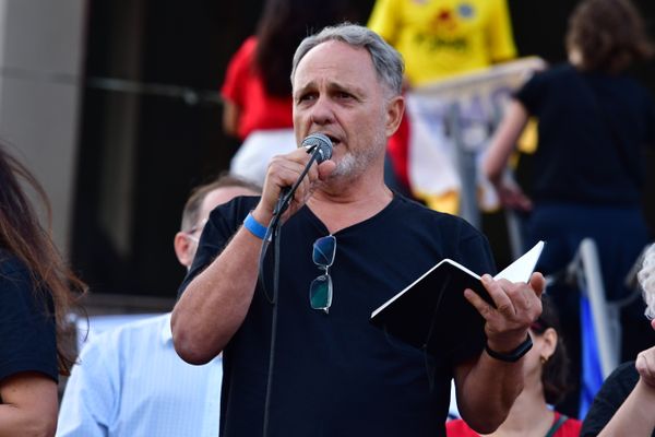 Leitura da carta pela democracia no Teatro Universitário da Ufes por Fernando Madeira