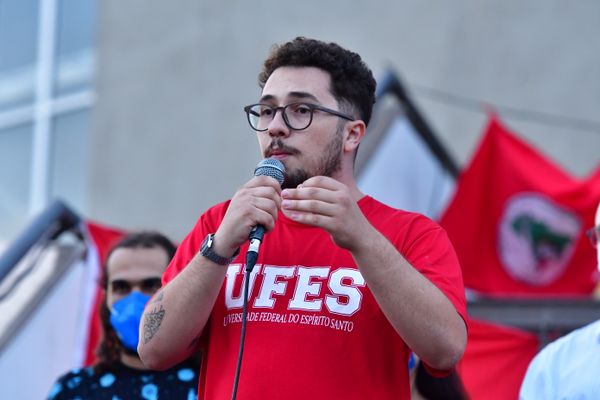 Leitura da carta pela democracia no Teatro Universitário da Ufes por Fernando Madeira