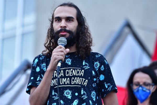Leitura da carta pela democracia no Teatro Universitário da Ufes por Fernando Madeira