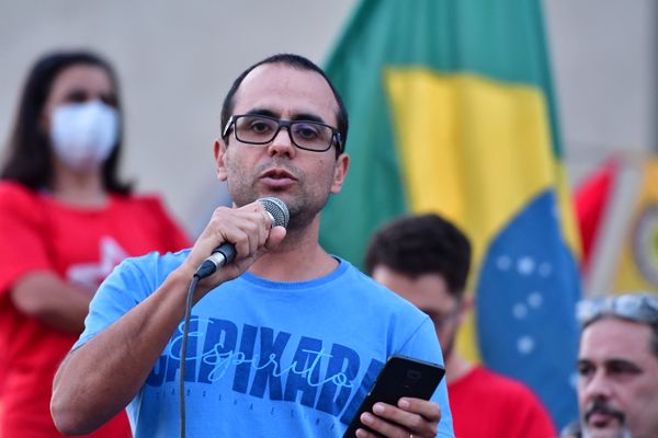 Leitura da carta pela democracia no Teatro Universitário da Ufes por Fernando Madeira
