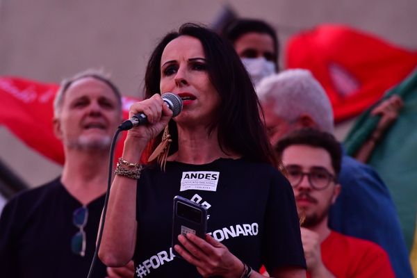 Leitura da carta pela democracia no Teatro Universitário da Ufes por Fernando Madeira