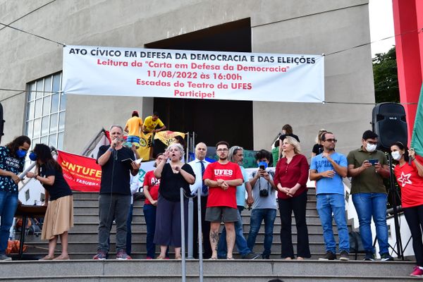 Leitura da carta pela democracia no Teatro Universitário da Ufes por Fernando Madeira