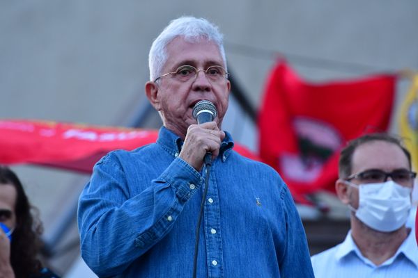 Leitura da carta pela democracia no Teatro Universitário da Ufes por Fernando Madeira
