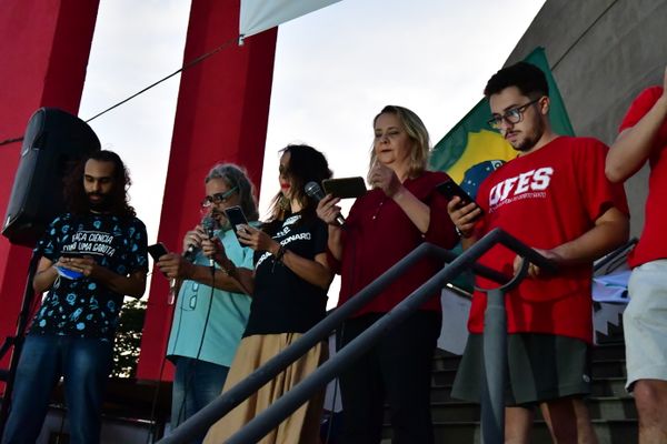 Leitura da carta pela democracia no Teatro Universitário da Ufes por Fernando Madeira