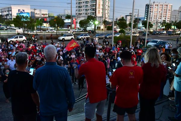 Leitura da carta pela democracia no Teatro Universitário da Ufes por Fernando Madeira