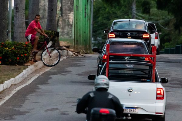 Na Cinco Pontes, quem anda de bicicleta passa em meio aos carros para transitar entre Vitória e Vila Velha