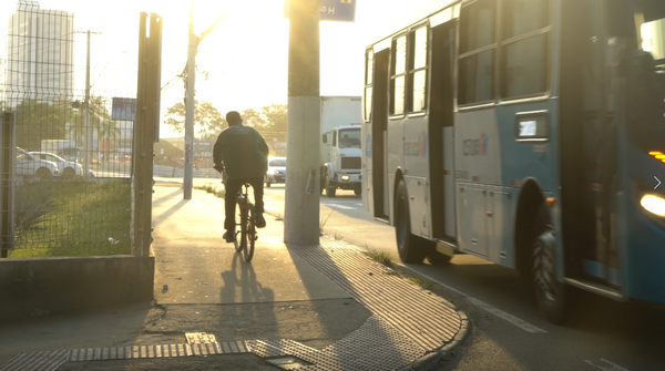 Na Rotatório Ó,  da Serra, falta de ciclovia deixa ciclistas em risco