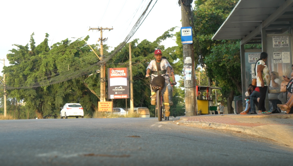 Na Rotatório Ó,  da Serra, falta de ciclovia deixa ciclistas em risco