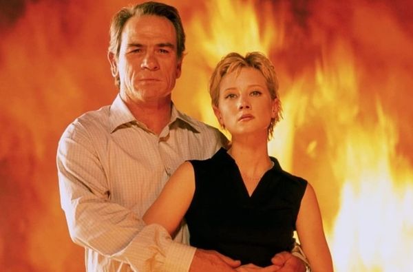  Tommy Lee Jones e Anne Heche estrelaram o sucesso de bilheteria 