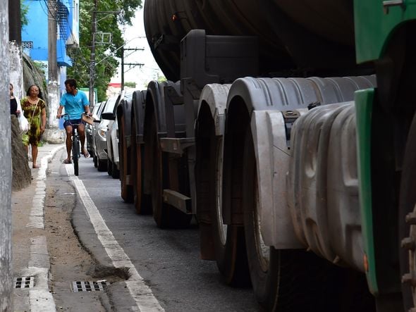 Durante a reportagem, o fotojornalista Fernando Madeira flagrou o momento exato em que um ciclista perdeu o equilíbrio ao lado de uma carreta na Avenida Maruípe, em Vitória por Fernando Madeira