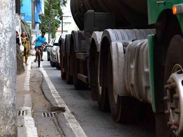 Durante a reportagem, o fotojornalista Fernando Madeira flagrou o momento exato em que um ciclista perdeu o equilíbrio ao lado de uma carreta na Avenida Maruípe, em Vitória por Fernando Madeira