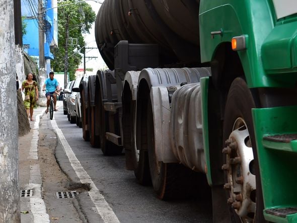 Durante a reportagem, o fotojornalista Fernando Madeira flagrou o momento exato em que um ciclista perdeu o equilíbrio ao lado de uma carreta na Avenida Maruípe, em Vitória por Fernando Madeira