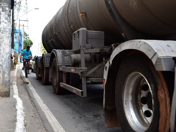 Durante a reportagem, o fotojornalista Fernando Madeira flagrou o momento exato em que um ciclista perdeu o equilíbrio ao lado de uma carreta na Avenida Maruípe, em Vitória por Fernando Madeira