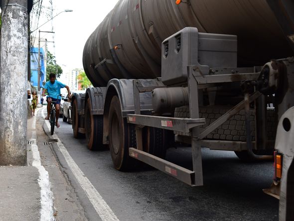 Durante a reportagem, o fotojornalista Fernando Madeira flagrou o momento exato em que um ciclista perdeu o equilíbrio ao lado de uma carreta na Avenida Maruípe, em Vitória por Fernando Madeira