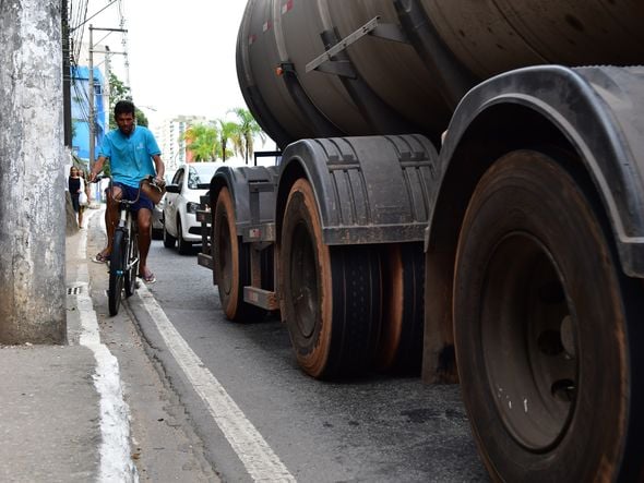Durante a reportagem, o fotojornalista Fernando Madeira flagrou o momento exato em que um ciclista perdeu o equilíbrio ao lado de uma carreta na Avenida Maruípe, em Vitória por Fernando Madeira